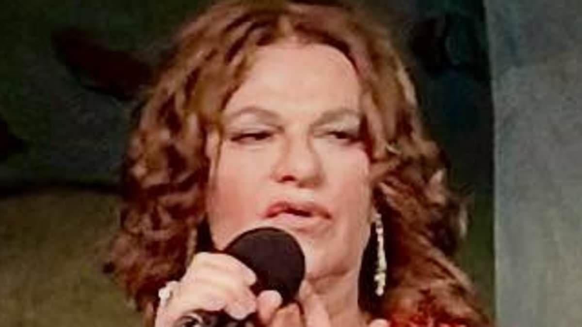 Comedian Sandra Bernhard panics audience with 'heart attack' on stage