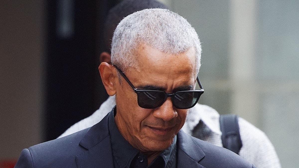 Barack Obama surprisingly imitates wife Michelle's latest quirk in yet another dinner without her
