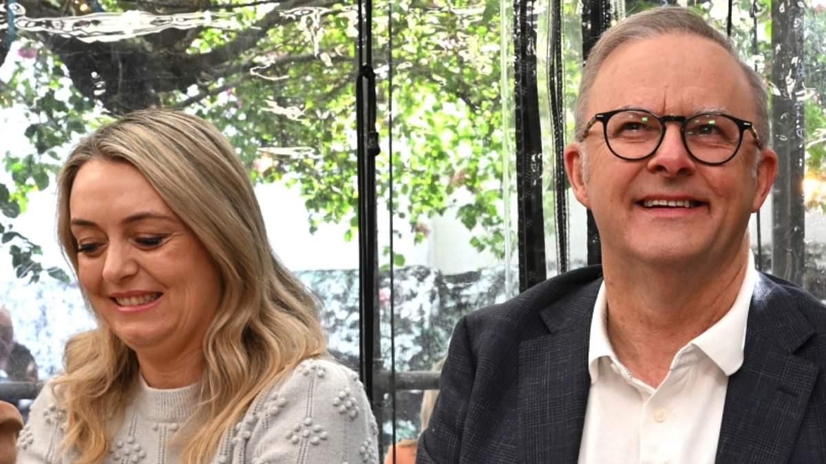 Anthony Albanese kicks off election victory lap with coffee at cash-only old-school café