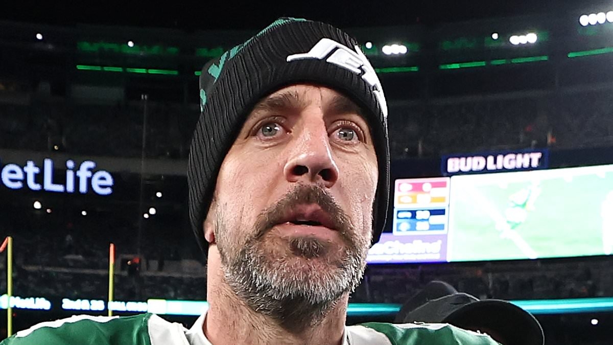 Pittsburgh Steelers official gives bleak verdict on Aaron Rodgers standoff