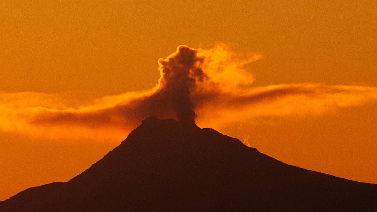 More earthquakes rattle Alaska volcano as eruption fears rise