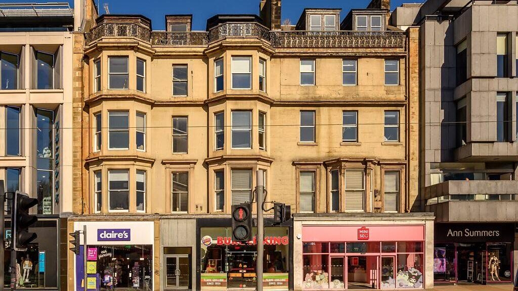 Two-bed flat on sale for £475,000 appears 'drab' and 'forgotten about' - but it has the 'best view in the country'