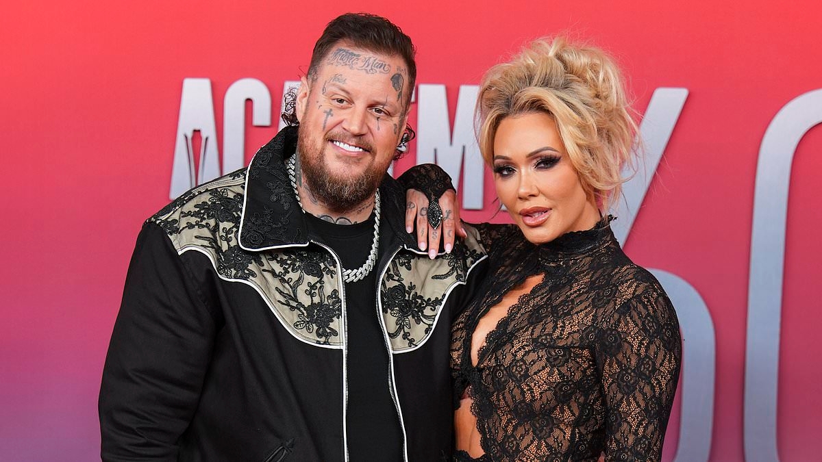 Slimmed down Jelly Roll packs on PDA with wife Bunnie XO after shedding an incredible 200lbs