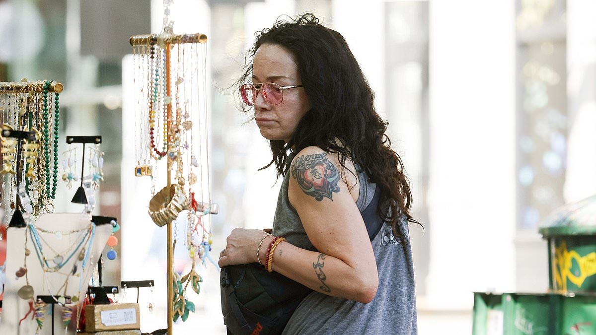 90s rom com star keeps a low profile while bargain hunting in New York City