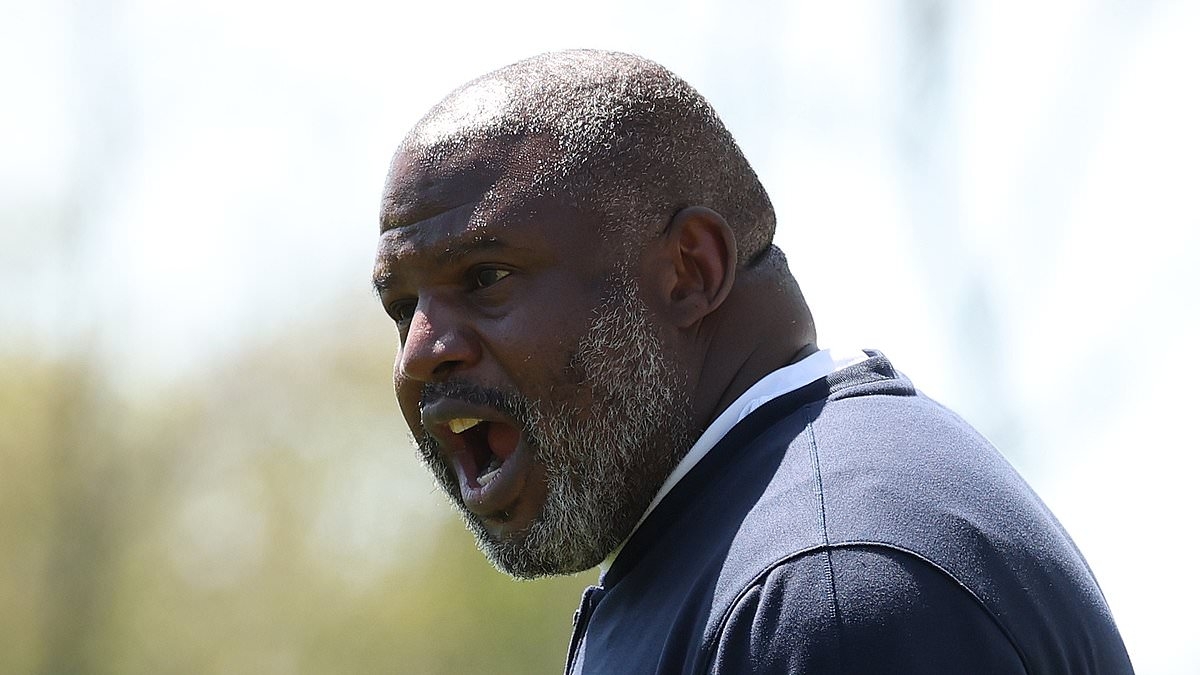 Former Chiefs coach Eric Bieniemy berates Bears players during rookie practice