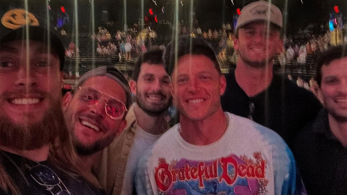 San Francisco 49ers stars enjoy an epic night out in Las Vegas and meet music royalty