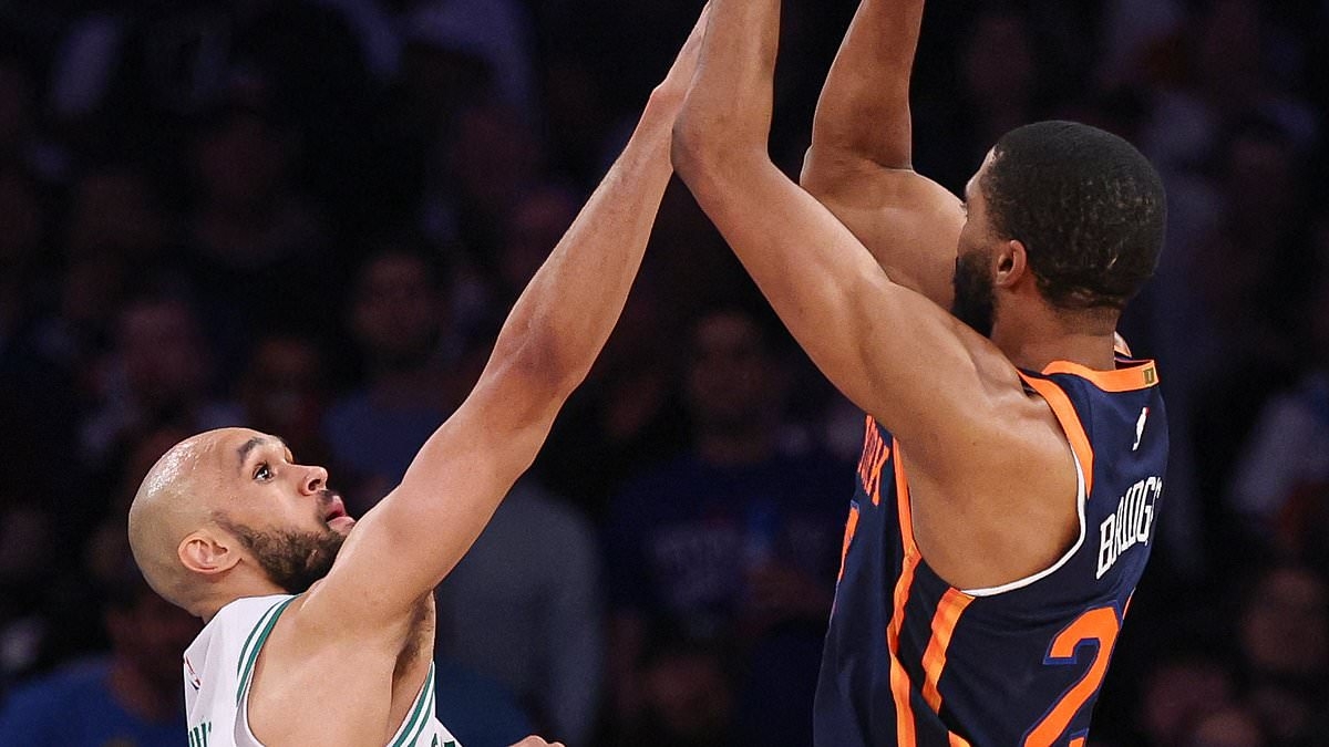 30 Rock fans go WILD after spotting co-stars at Knicks playoff game