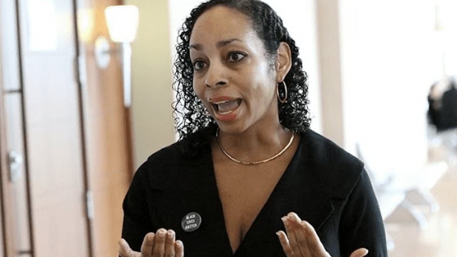 Glamourous Vegas judge steps down amid unseemly sex claim
