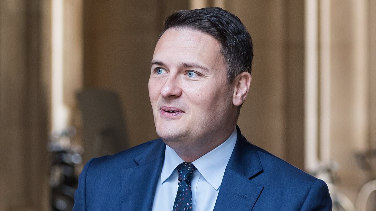 Failing NHS bosses could have pay docked while top-performers get bonuses worth up to £45,000