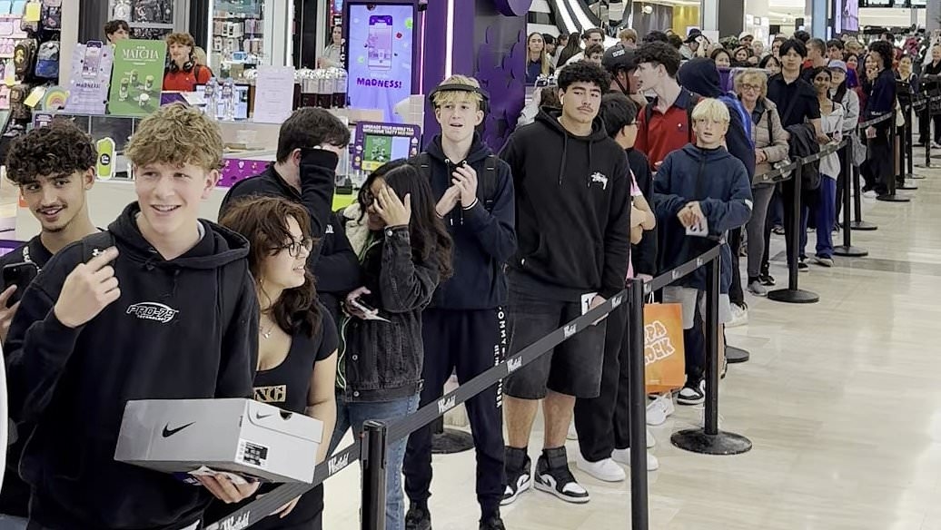Wild reason why hundreds are lining up for hours in Sydney right now - and even celebs are dropping by to see it
