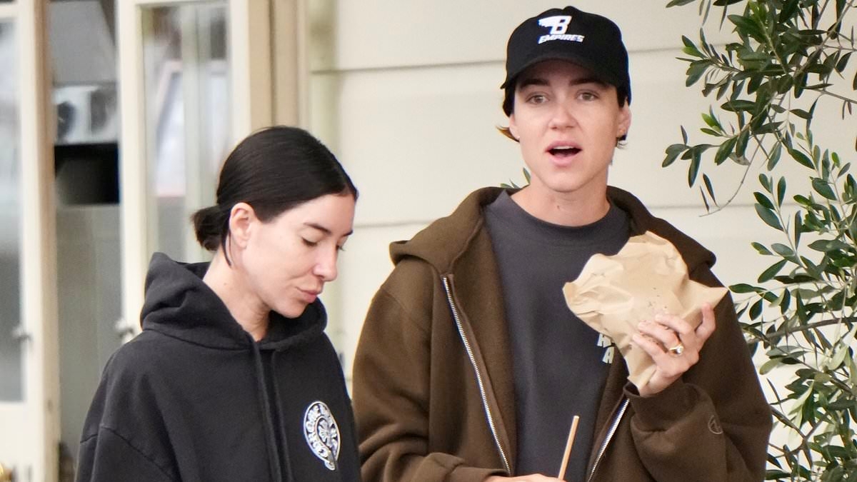 The Veronicas star Jessica Origliasso and her fiancée Alex Smith are the picture of domestic bliss in Brisbane