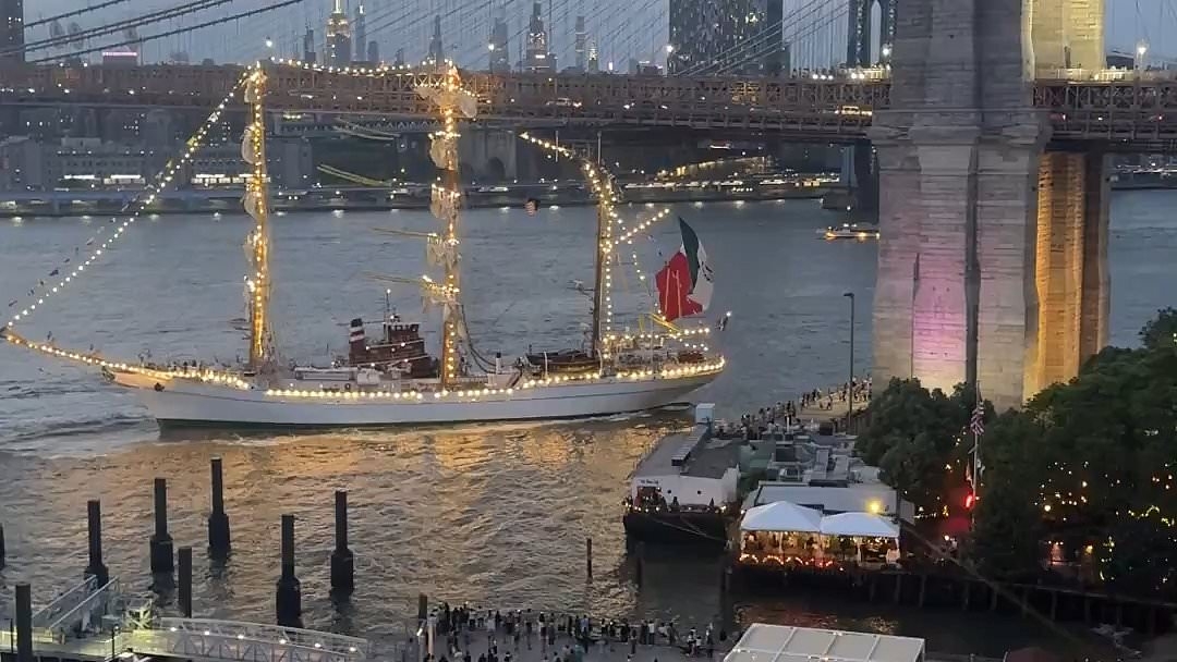 BREAKING NEWS Brooklyn Bridge hit by boat in jaw-dropping footage as shocked onlookers watch on from pier