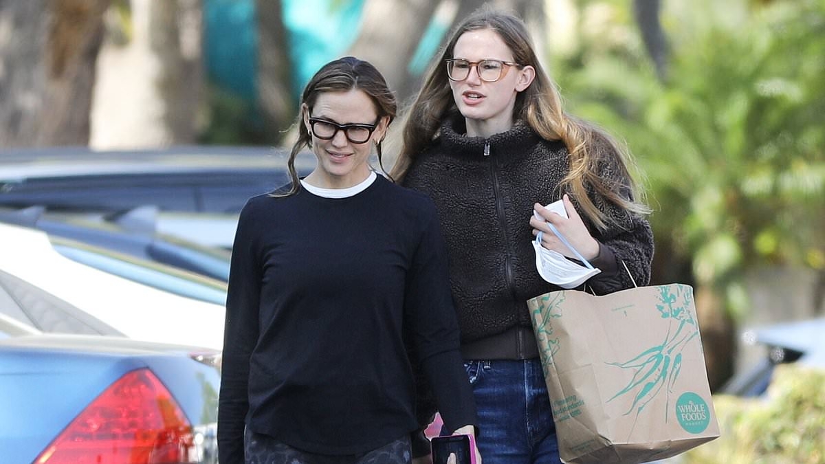Violet Affleck towers over mom Jennifer Garner while enjoying bonding time on break from Yale