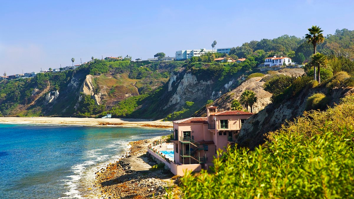 The luxury homes threatened by cliff erosion in California enclave