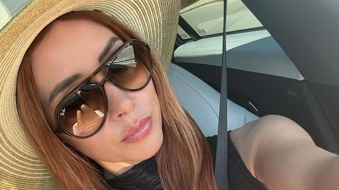 Una Healy sets pulses racing as she shows off her toned curves and washboard abs in a blue bikini for racy snap