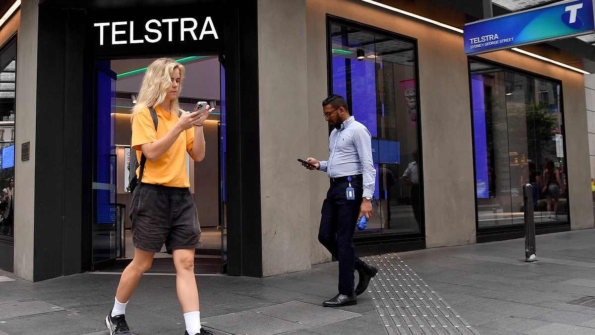 Telstra rocked by explosive claims by major rival that has customers fuming