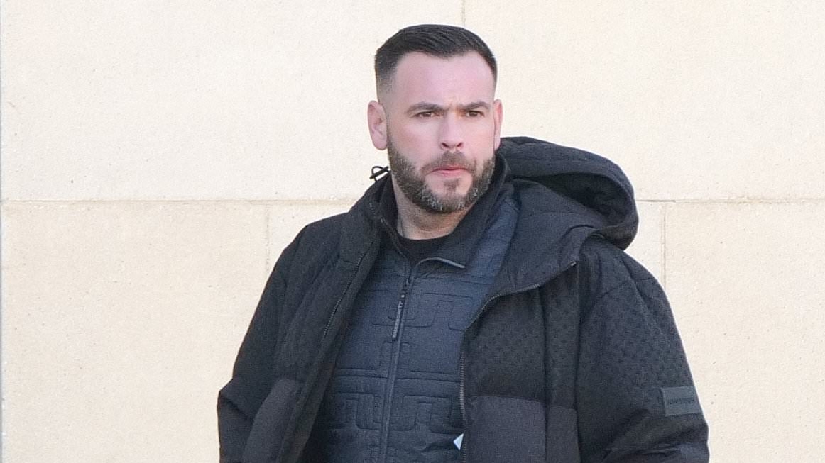BREAKING NEWS Son of multimillionaire caravan magnate who tried to sell £4.8m golden toilet after it was stolen from Blenheim Palace in midnight raid avoids prison
