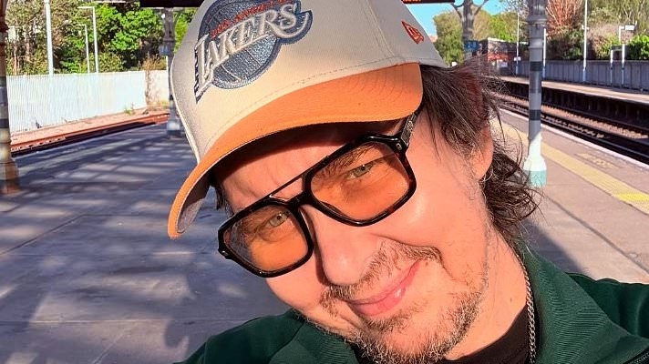 Popular sitcom star is almost unrecognisable behind tinted shades and baseball cap in new selfie 10 years after fan-favourite comedy show ended - can you guess who he is?