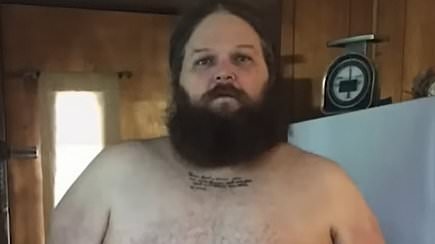 Man reveals incredible weight loss after starting simple exercises in bed