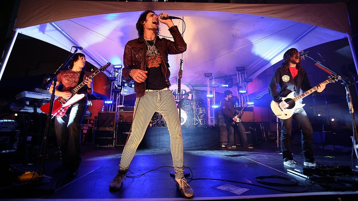Hugely popular 2000s band offering to play at YOUR house party this summer... here's how to sign up