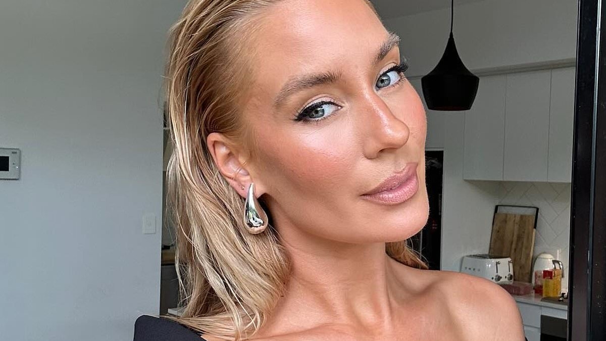 Australian influencer shares desperate warning to fans after scammers hacked her social media accounts
