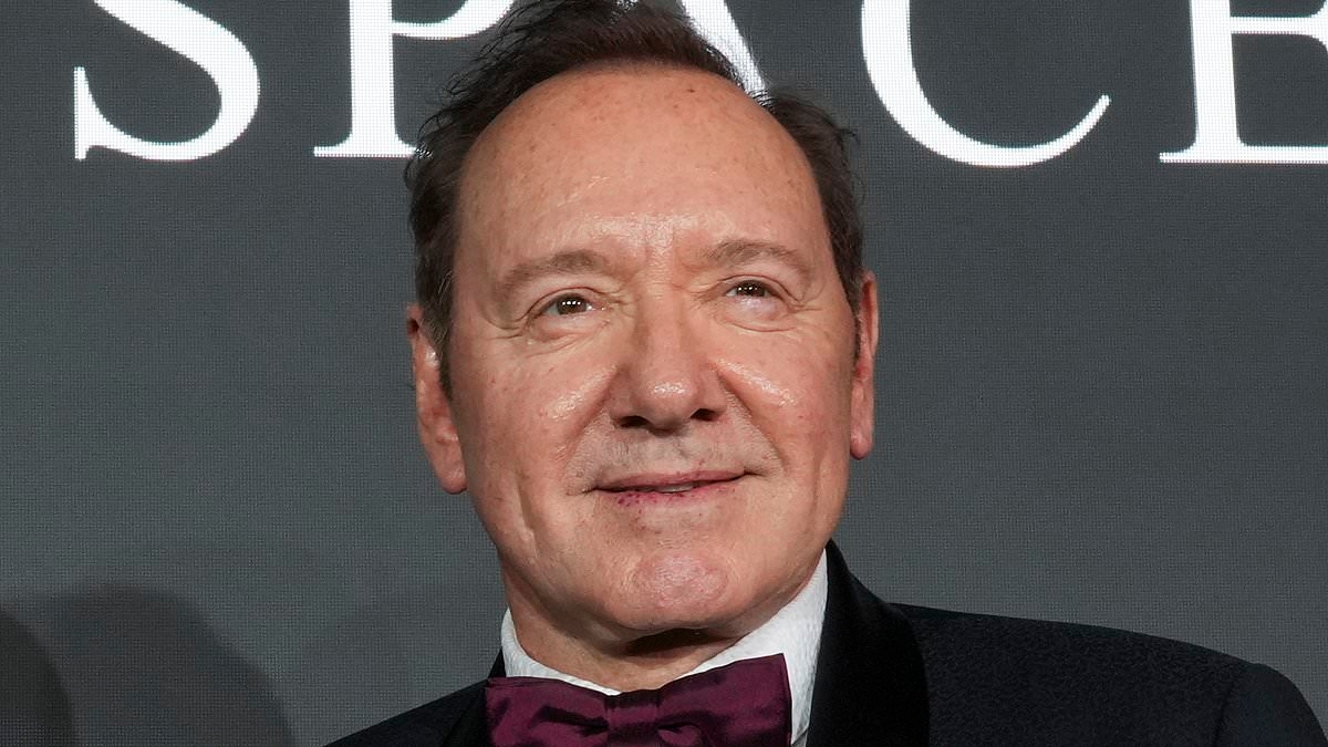 EXCLUSIVE Plastic surgeons give brutal verdict on two Hollywood face lifts... one's a masterpiece, the other a fatty disaster