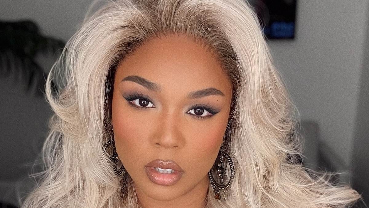 Lizzo debuts her 'blonde era' by posting snaps looking just like Beyonce