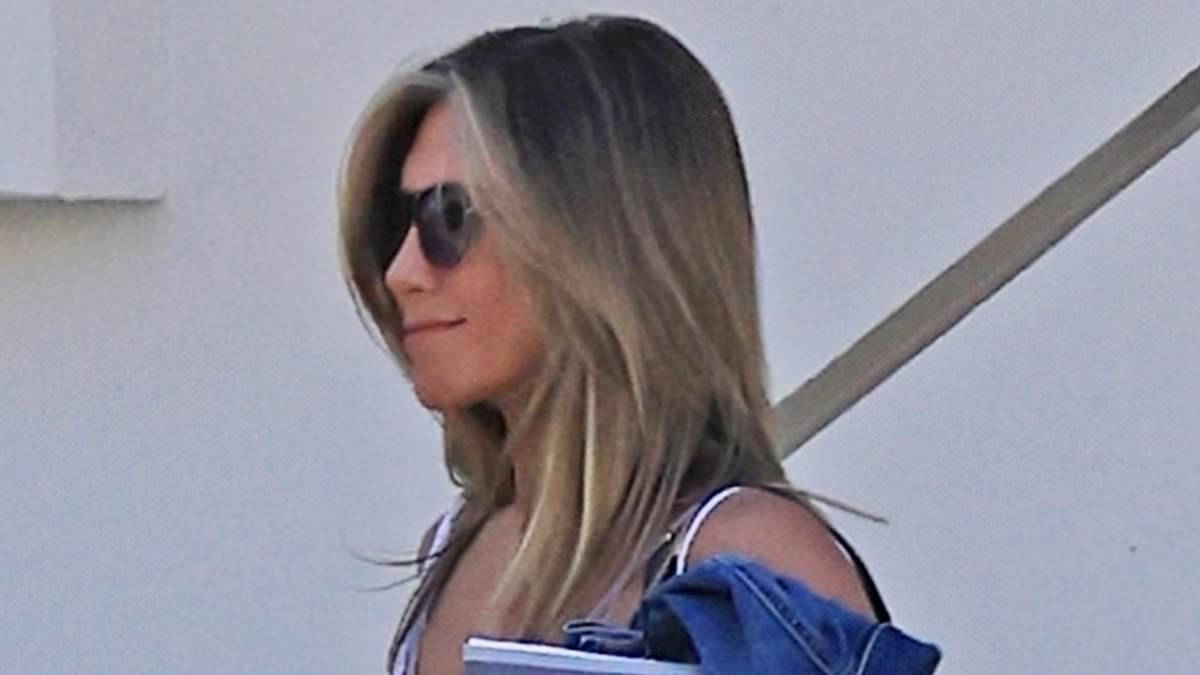 Jennifer Aniston the $300m superstar jumps on another basic footwear trend in $40 shoe