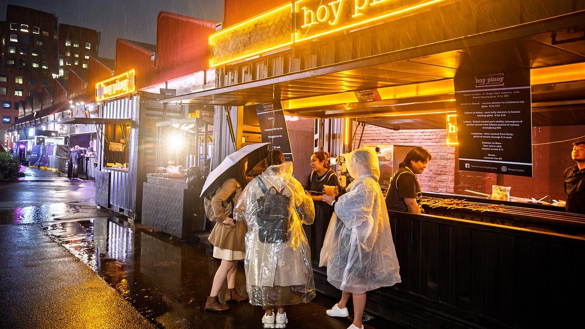 BREAKING NEWS Floods cause train chaos in Sydney for Vivid opening night