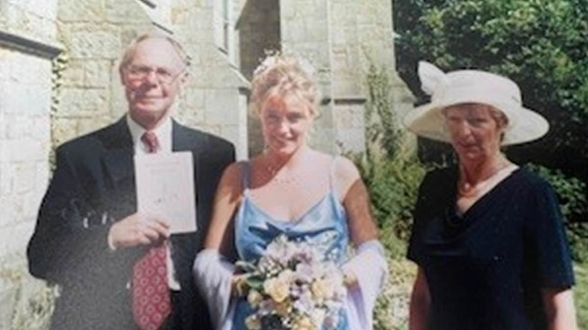 Subtle warning signs of dementia everyone should know, according to expert who watched her grandma, mum and dad develop the disease