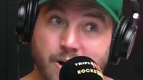 AFL great forced to apologise to premiership-winning coach after embarrassing insult live on air