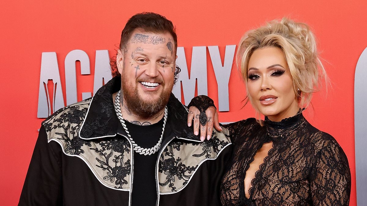 Jelly Roll's priceless reaction after wife Bunnie XO flashes her breasts at hockey rink