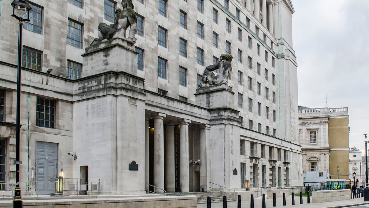 Ministry of Defence chiefs order Army personnel not to back SAS veterans who face murder charges for killing IRA terrorists