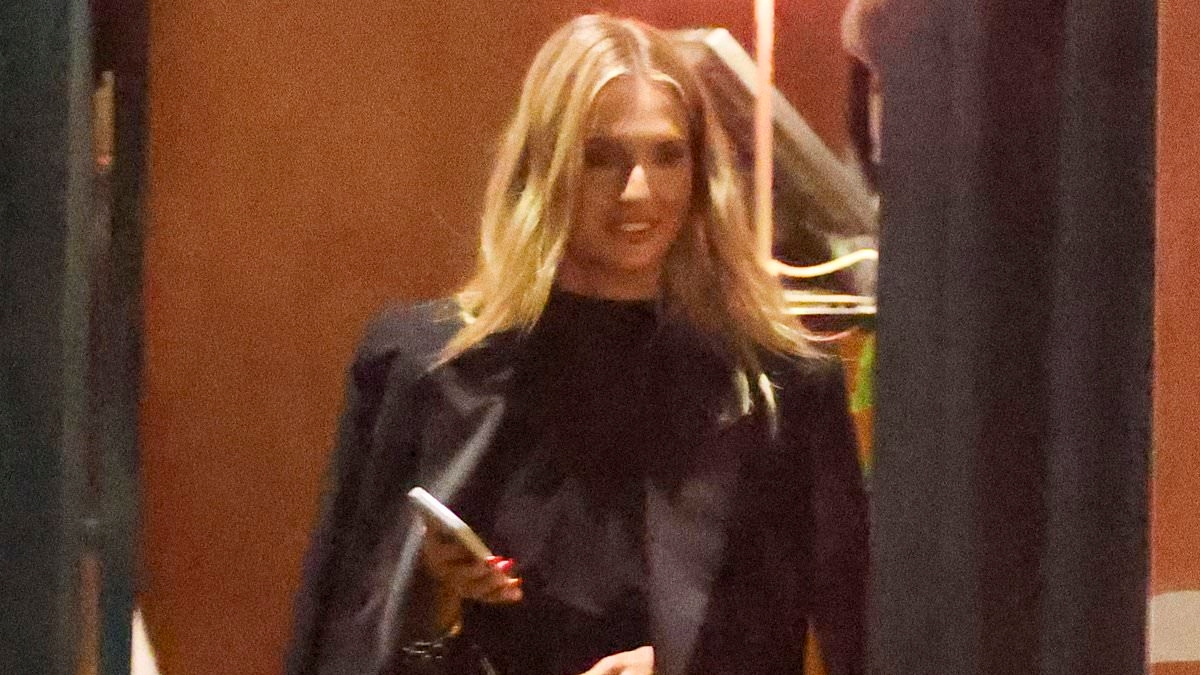 Sydney vs Melbourne rivalry reignited as Toorak 'it' girls take on the eastern suburbs socialites at swanky fashion dinner - but there is one noticeable absence: 'They know how to show up'