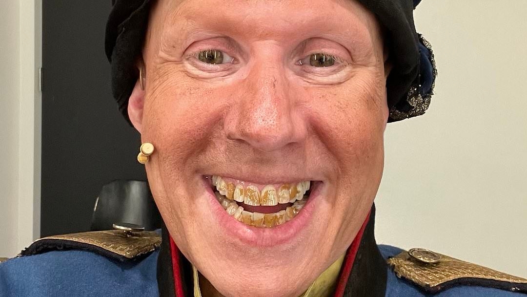 Iconic comedian looks unrecognisable as he sports rotten teeth for new role - but can you guess who it is?