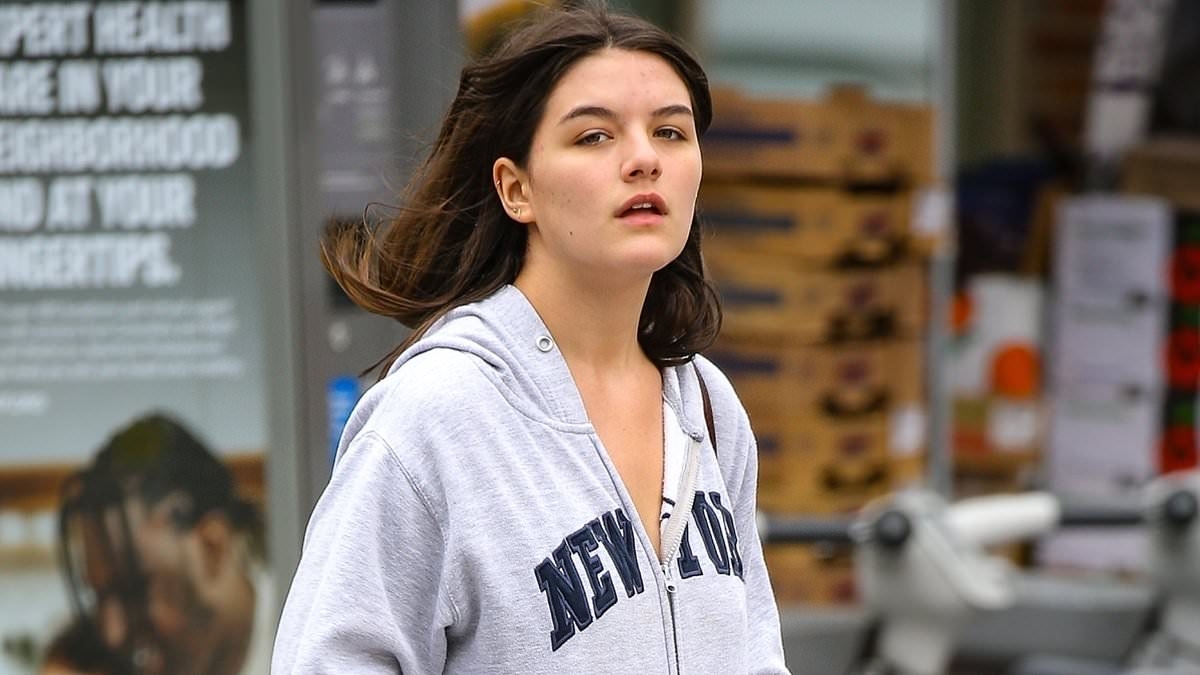 Fans give their verdict on who Suri Cruise, 19, most looks like between parents Tom and Katie Holmes