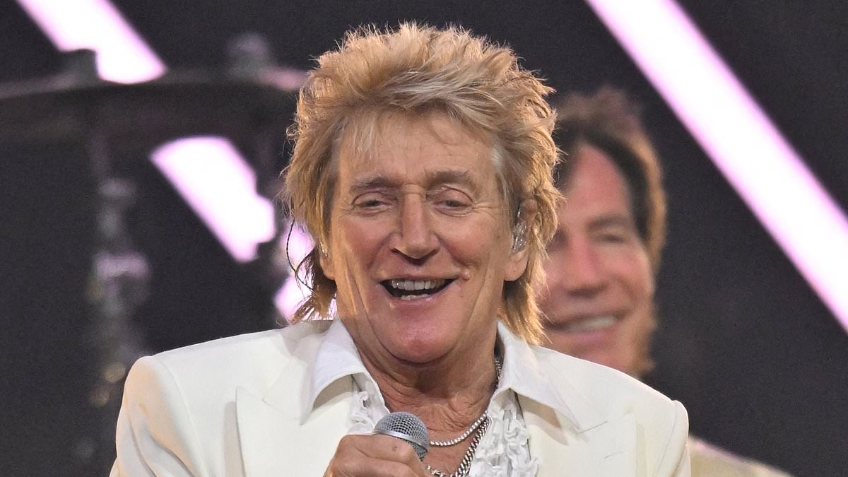 Rod Stewart drops F-bomb after being blindsided by his children at 2025 American Music Awards