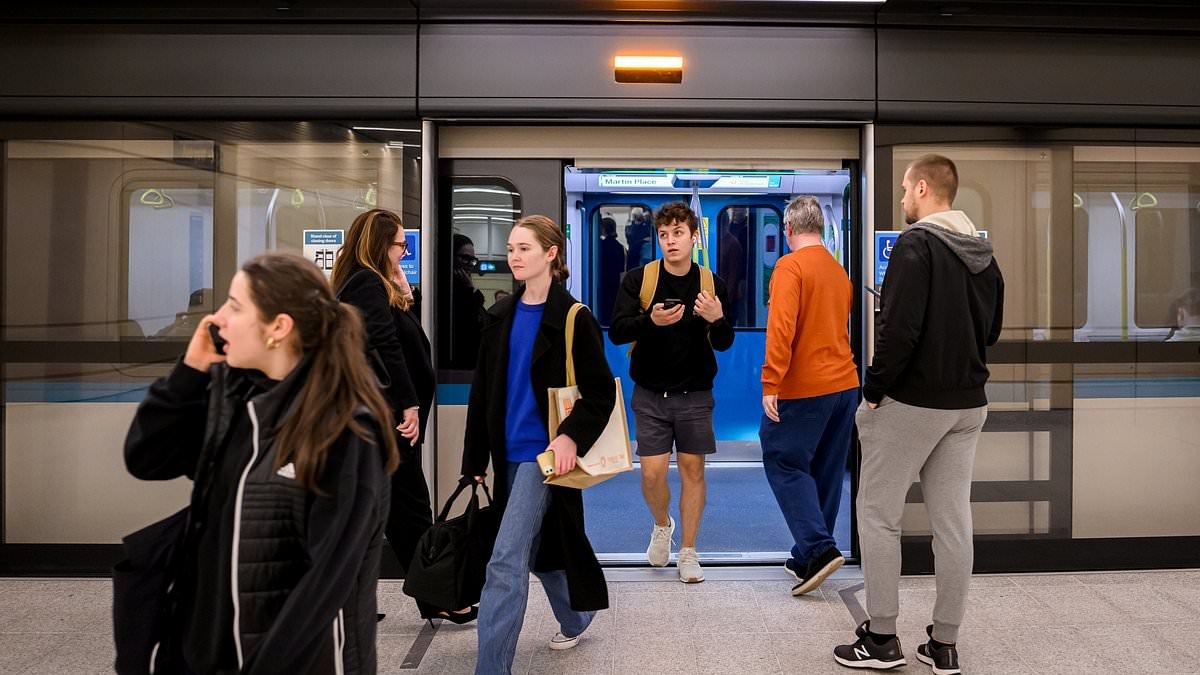 BREAKING NEWS Barangaroo metro hit by 'mechanical error' during peak-hour