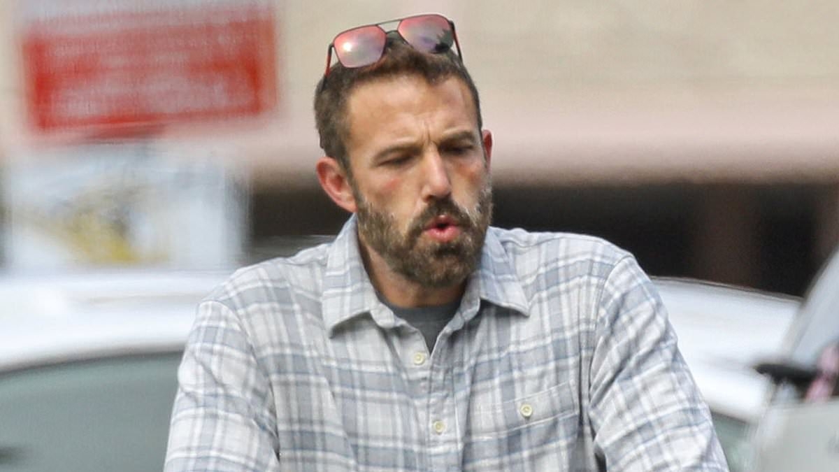 See the humdrum things Ben Affleck bought at a grocery store when ex JLo was kissing a hunky man at AMAs