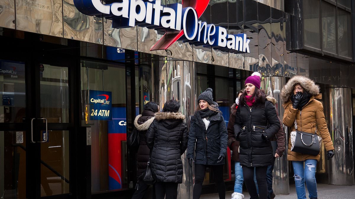 Major US banks close 36 locations in just three weeks