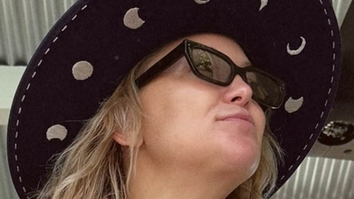 Kate Hudson, 46, shows off abs in a bikini top during pool day with mine-me daughter