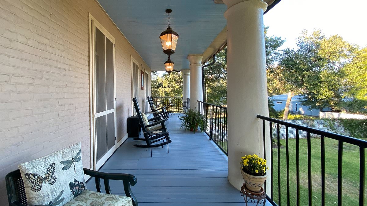 People are just realizing why Southerners paint their porch ceilings blue