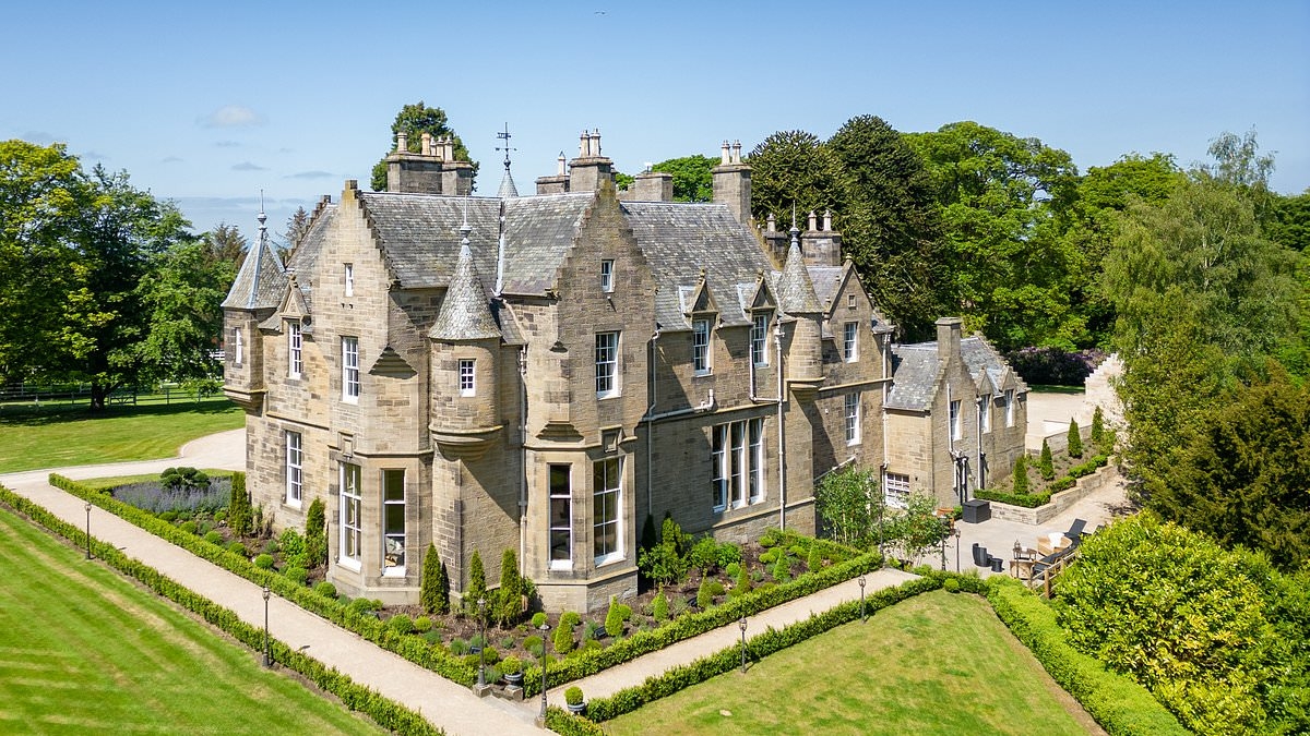 Channel 4 fans all have the same complaint just MINUTES into Britain's Most Expensive Houses