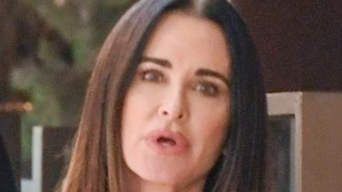 Kyle Richards carries $100K purse as she meets up with estranged husband Mauricio Umansky for lunch