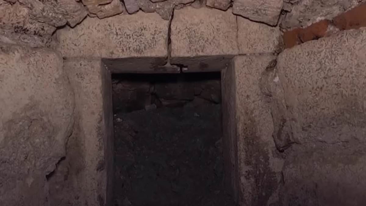 Archaeologists make shocking discovery after accessing room that had been sealed up for 300 years