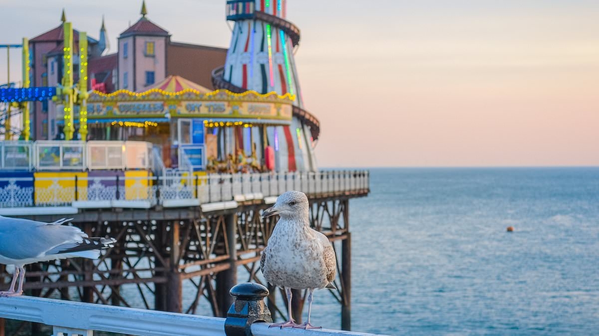 Tourists fume as they're charged 'rip off' price to walk along pier at iconic seaside town