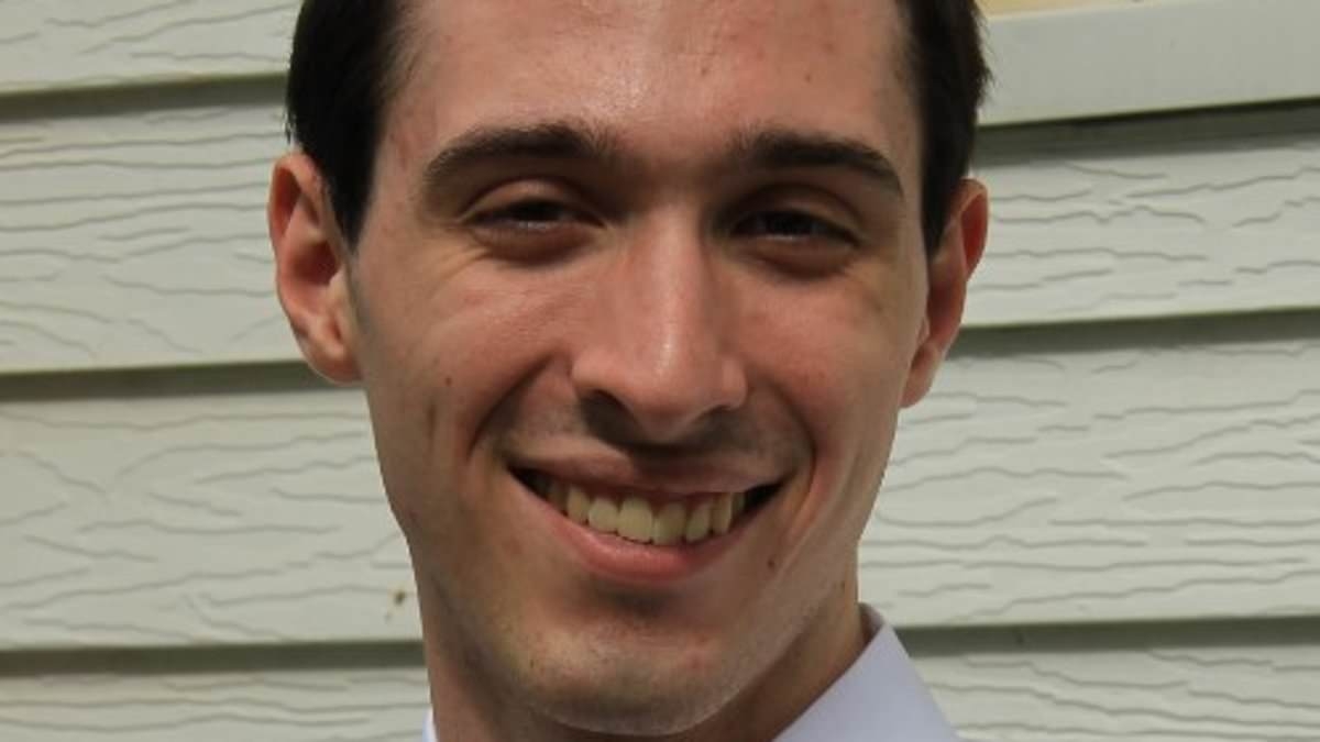 Traitorous intelligence worker 'offered to leaked secrets to foreign government because he hated Trump'