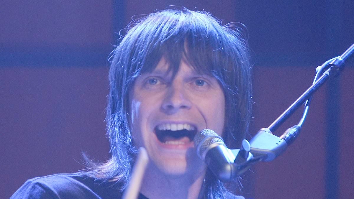 Nick Hodgson reunites with his former Kaiser Chiefs bandmates as they perform for the first time together in over a decade