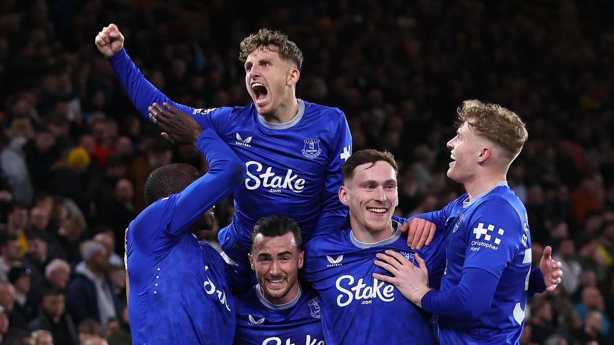 Chelsea weighing up approach for Everton star but David Moyes remains determined to keep England international this summer
