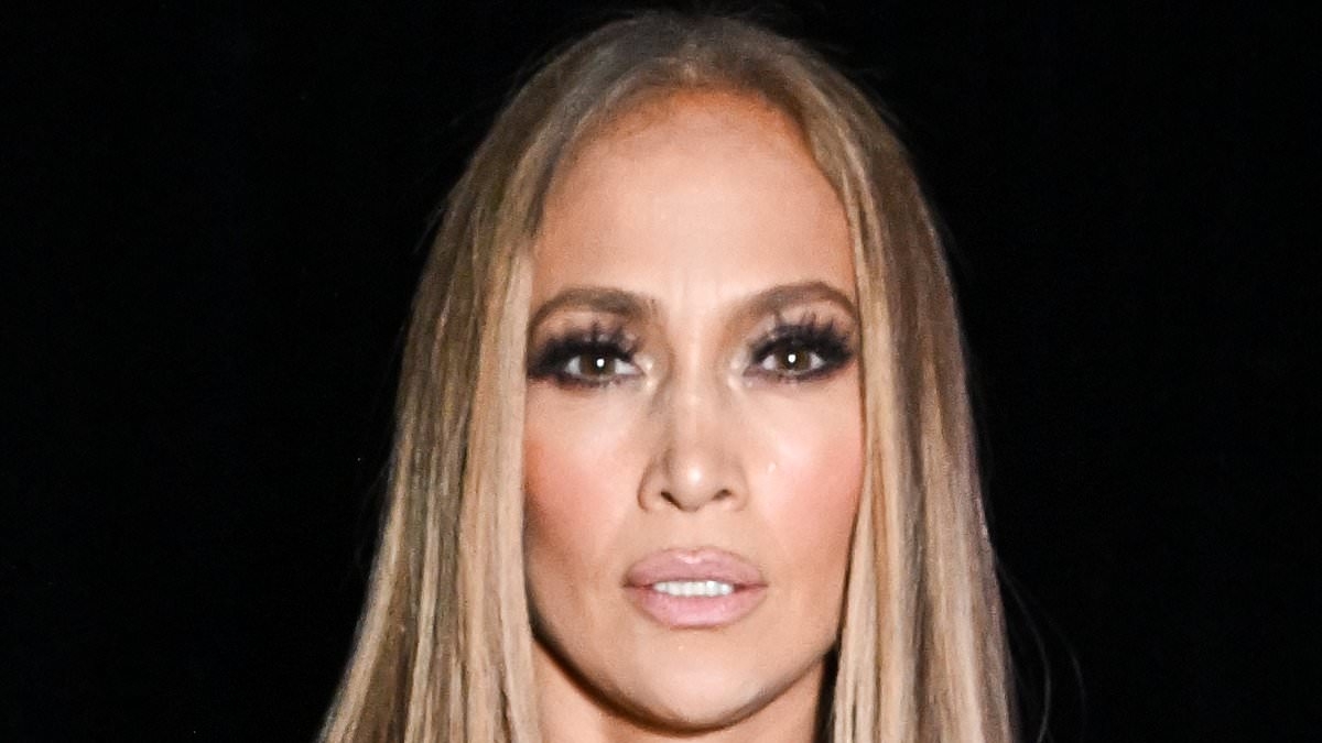 Jennifer Lopez makes shock dating life confession after THAT lesbian kiss with backup dancer
